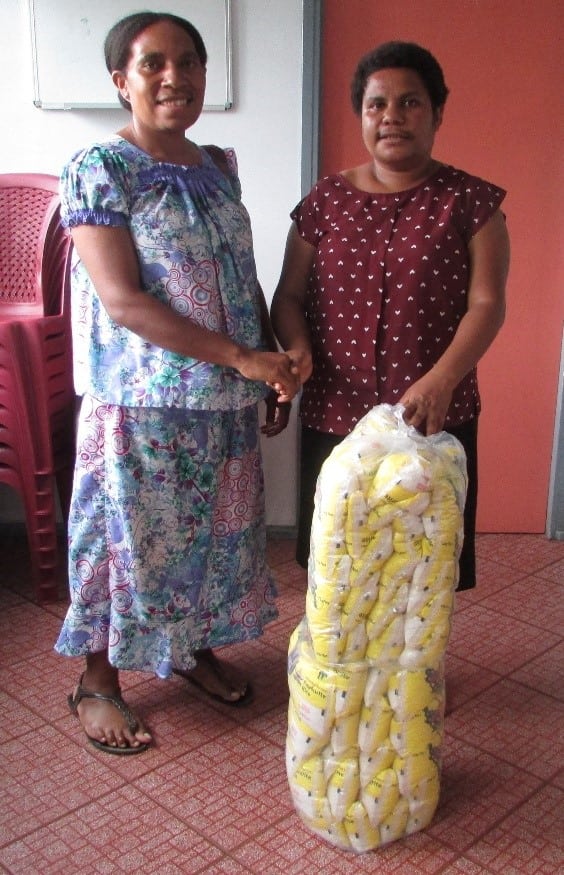 Femili PNG’s Denga Ilave presenting 40 kilograms of rice to Wendy Teme, manageress of Haus Clare, a children’s crisis centre in Lae run by City Mission. 
